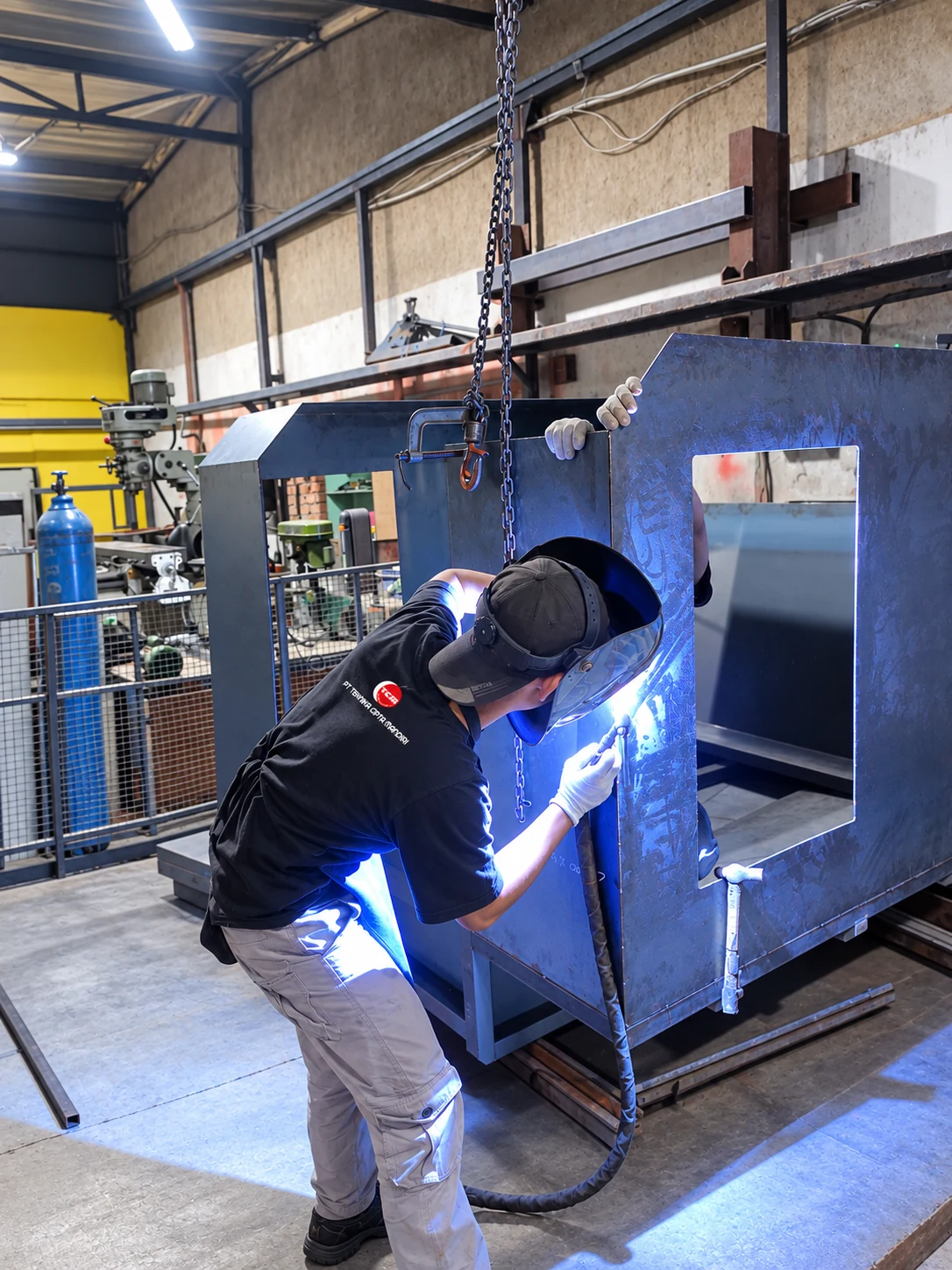 Proses fabrikasi dan pengelasan cover mesin CNC